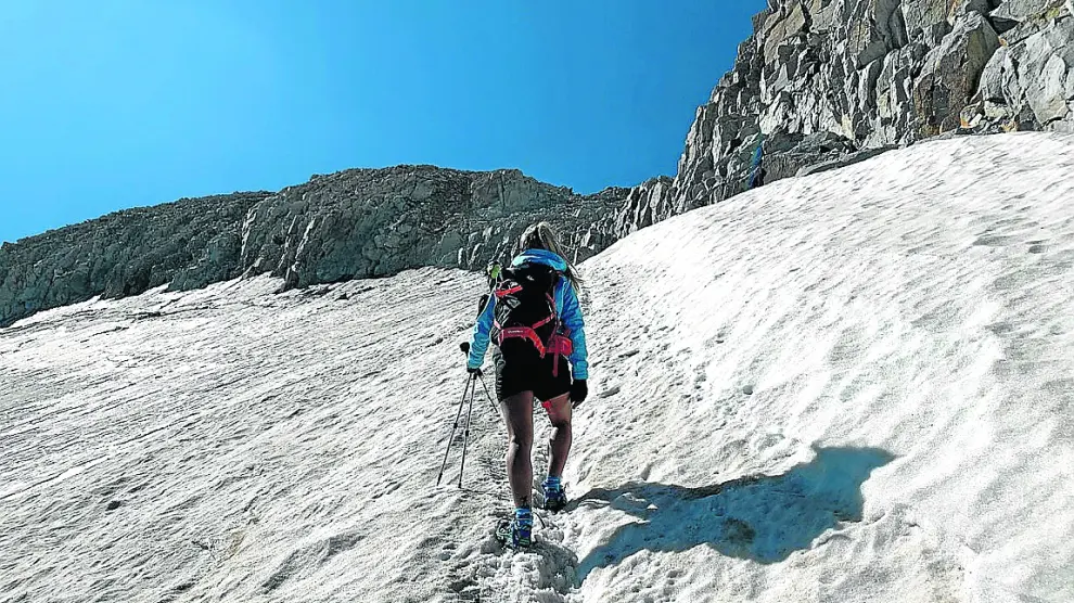 Una montañera atraviesa el glaciar por la ruta de Coronas camino del Aneto, el pasado sábado.