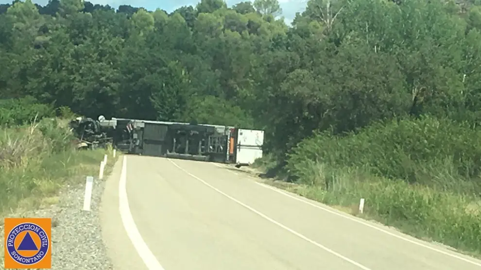 Imagen del camión volcado en la carretera de Salas Bajas.