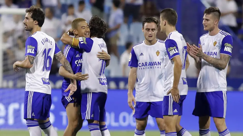 El centrocampista Shiji Kawaga abraza a un compañero al concluir el partido del domingo ante el Tenerife