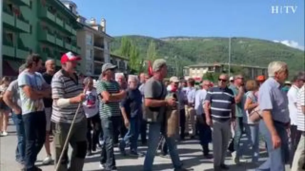 Cientos de personas han participado en la manifestación que este jueves ha recorrido las calles de Aínsa en protesta por los ataques de osos y el lobos al ganado en el Pirineo.