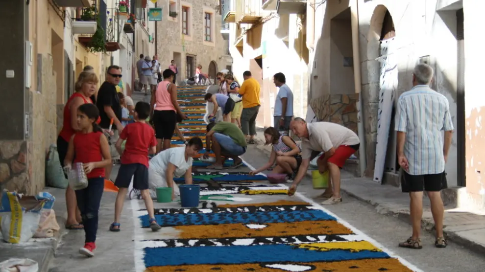 Las calles se cubren con coloridas alfombras realizadas por los habitantes de la localidad