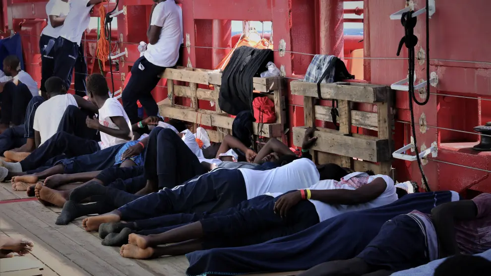 Rescued migrants rest aboard the Ocean Viking, run by French charities Medecins Sans Frontieres and SOS Mediterranee, as it waits in international waters between Malta and the southern Italian island of Linosa for access to a port in this handout picture taken between August 9 and 12, 2019. Ocean Viking/Handout via REUTERS ATTENTION EDITORS - THIS IMAGE HAS BEEN SUPPLIED BY A THIRD PARTY. MANDATORY CREDIT [[[REUTERS VOCENTO]]]