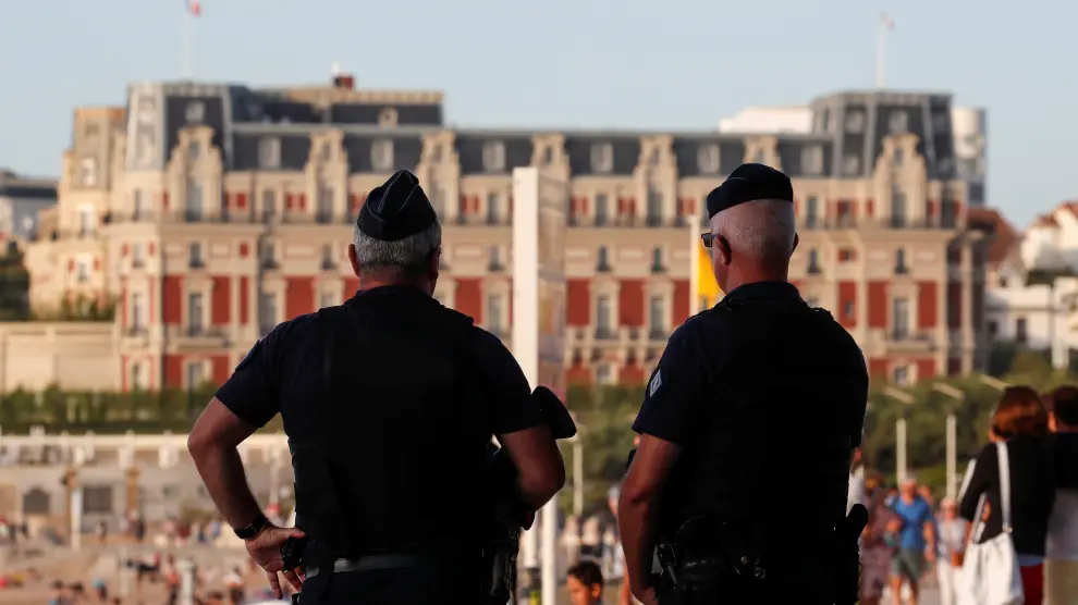 Dos policías vigilan la zona donde se celebrará la cumbre en Biarritz