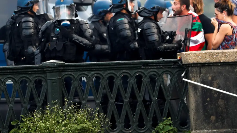 La policía francesa disuelve una manifestación no autorizada de la Contracumbre del G7 en la localidad francesa de Bayona, próxima a Biarritz