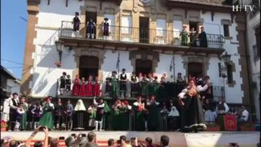 Este domingo se celebra en Ansó (Huesca), el día del traje tradicional ansotano. Tras el desfile con las indumentarias típicas, los asistentes han podido disfrutar de jotas bailadas con estos trajes.