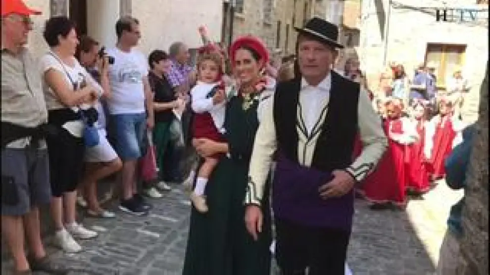 Este domingo se celebra el Ansó (Huesca) el día del traje tradicional ansotano con un desfile en el que los visitantes pueden admirar las particularidades de esta indumentaria milenaria.