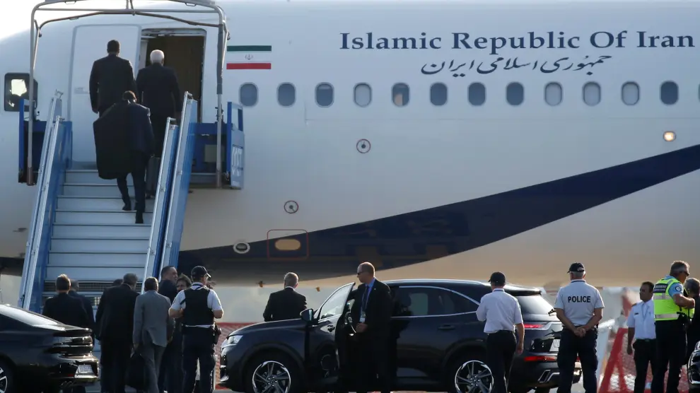 El negociador iraní, Mohamed Yavad Zarif, apareció por sorpresa en la cumbre del G7.