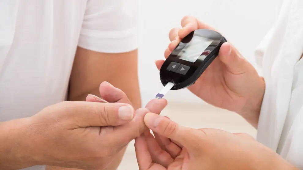 El glucómetro permite a los diabéticos controlar el nivel de glucosa en sangre.