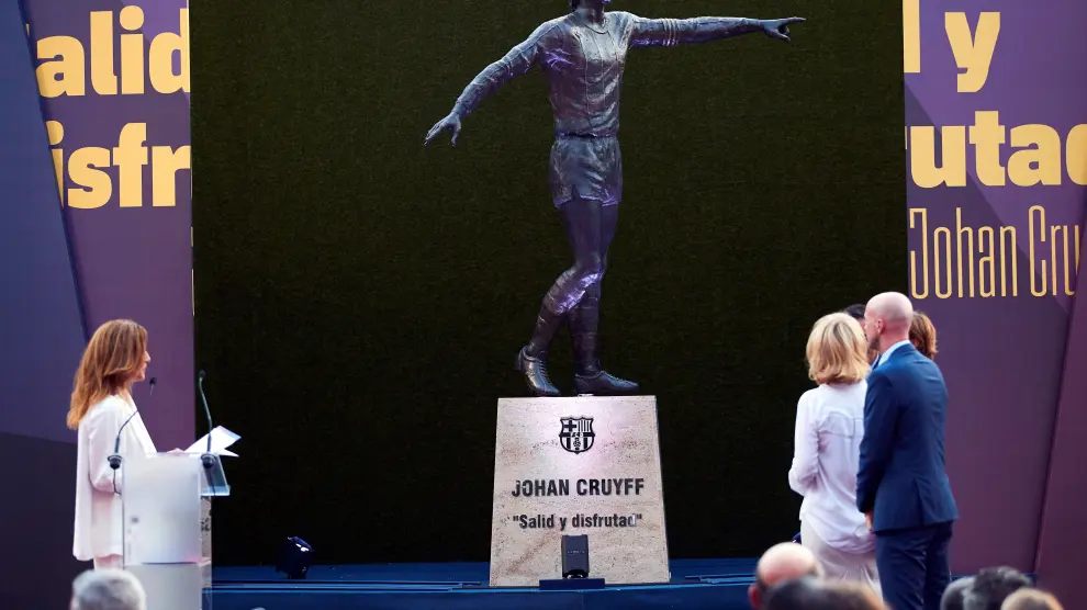 Estatua de Johan Cruyff en el Camp Nou