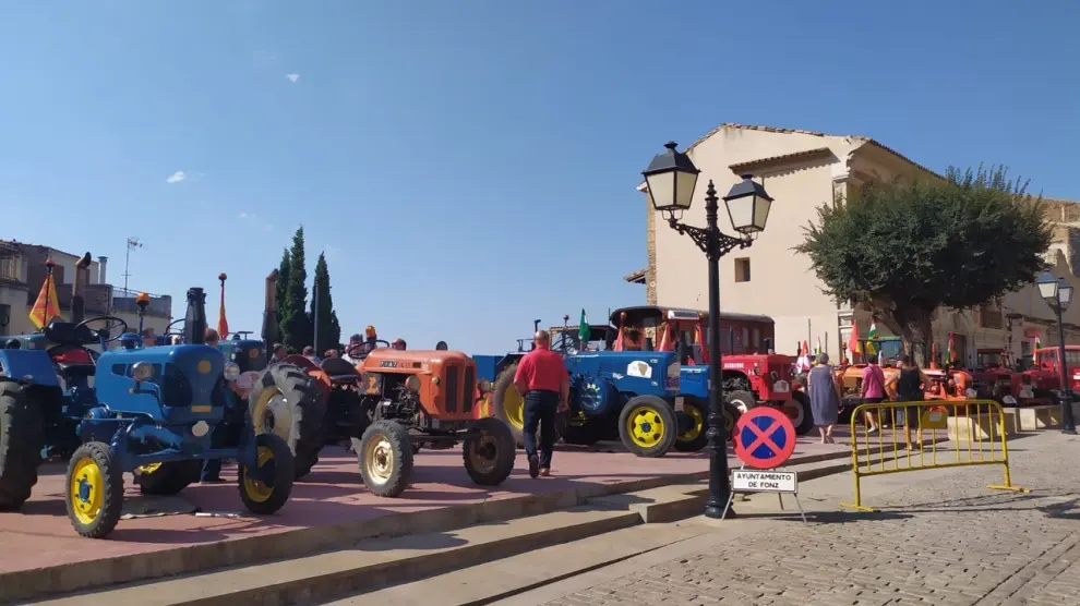 La Ruta del Alto Aragón del Tractor Clásico visitó esta mañana la villa renacentista.