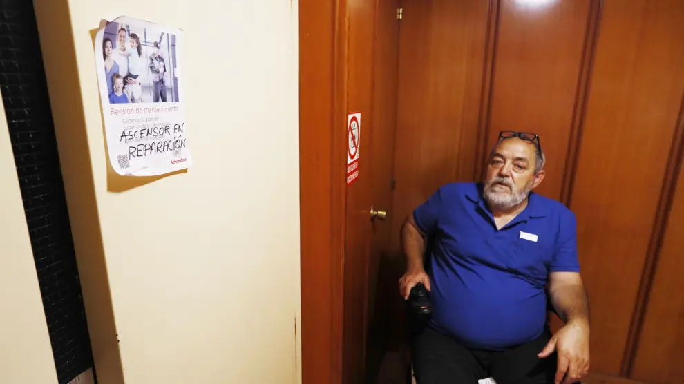 Jesús Luis Domínguez junto al cartel del ascensor estropeado en su edificio