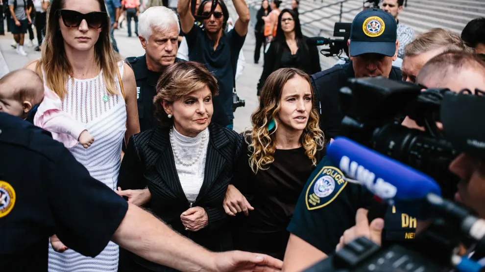 New York (United States), 27/08/2019.- Teala Davies (R), one of deceased financier Jeffrey Epstein's alleged victims, attorney Gloria Allred (C), and another unidentified alleged victim and her baby (L), exit the United States Federal Courthouse in New York, New York, USA, 27 August 2019. Epstein's accusers attended a hearing to testify in favor of continuing his trial. Epstein was found dead in his prison cell on 10 August 2019 while awaiting trial on sex trafficking charges. (Estados Unidos, Nueva York) EFE/EPA/ALBA VIGARAY Epstein's accusers attend hearing