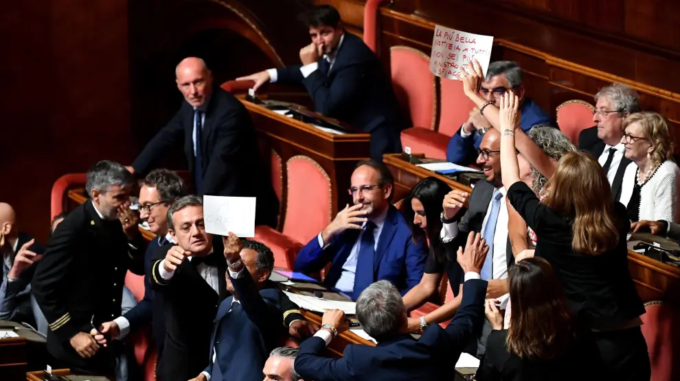 Rome (Italy), 20/08/2019.- PD (Democratic Party) Senators display signs of protest against Deputy Prime Minister and Interior Minister Matteo Salvini during the debate at the Senate over the government crisis in Rome, Italy, 20 August 2019. Deputy Premier and Interior Minister Matteo Salvini and his party League pulled out from government and caused a political crisis a week ago. Italian Prime Minister Conte said that the government has come to an end and that he would resign. (Protestas, Italia, Roma) EFE/EPA/ETTORE FERRARI Italian Premier Giuseppe Conte addresses the Senate