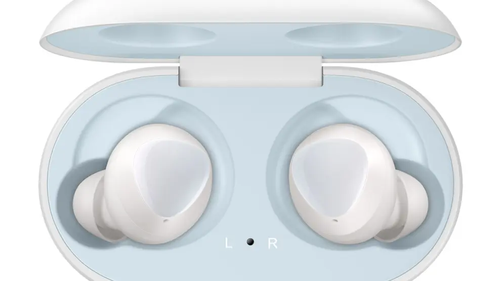La funda de los Galaxy Buds permite recargar los auriculares hasta 4 veces ofreciendo un total de hasta 28 horas de reproducción