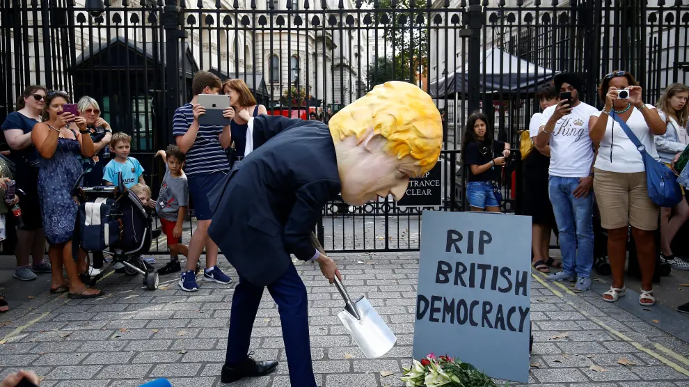A man wearing a mask of Boris Johnson protests outside Downing Street in London, Britain August 28, 2019. REUTERS/Henry Nicholls [[[REUTERS VOCENTO]]] BRITAIN-EU/PARLIAMENT