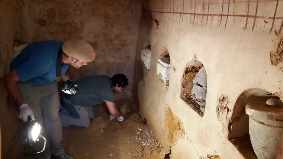 Descubren en Carmona un mausoleo subterráneo de época romana que conserva "intactos" sus nichos y ajuares.