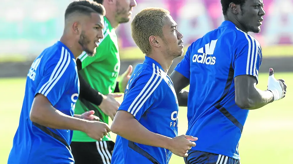 Kagawa, rodeado por Bikoro, Cristian Álvarez y Luis Suárez, en el entrenamiento de ayer en la Ciudad Deportiva