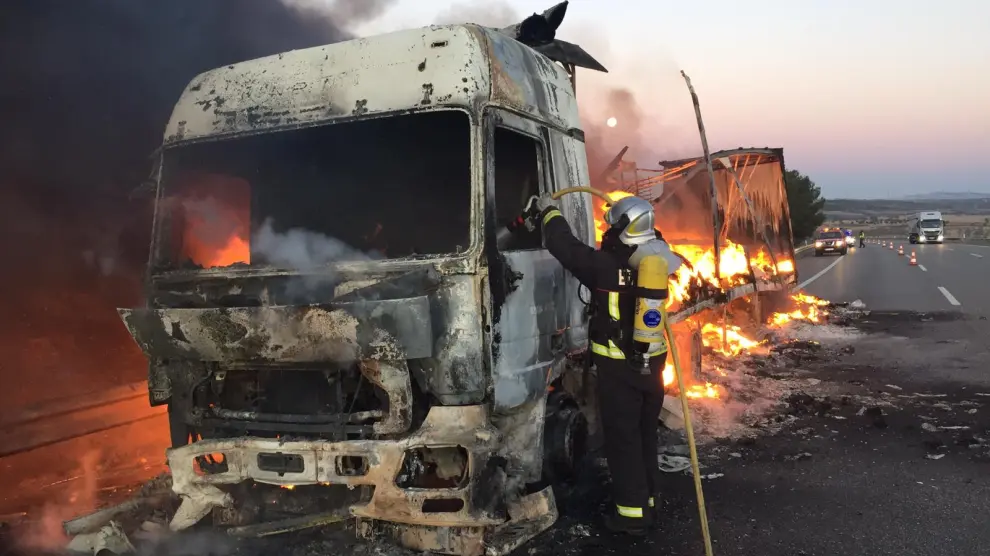 Labores de extinción de un camión en llamas por parte de los bomberos del Bajo Cinca.