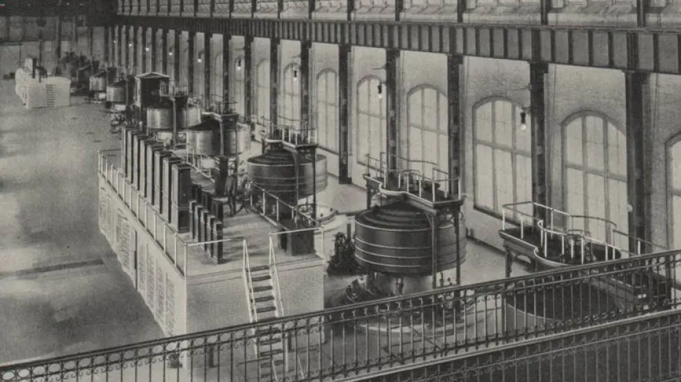 Generadores de la primera central hidroeléctrica de corriente alterna a gran escala del mundo, creada en 1895 en las cataratas del Niágara