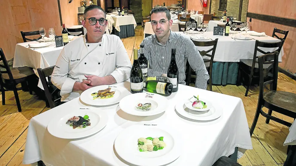 Iván Trasobares y José María Fontanellas, con los platos y vinos del menú de la vendimia.