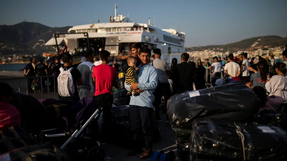 Migrantes afganos esperan en Lesbos para ser embarcados.
