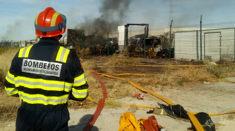 Incendio en la empresa Chatarras Ochoa.