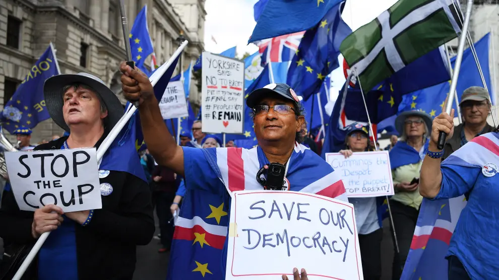 Manifestantes contrarios al 'brexit' se concentran este martes en Londres contra el cierre del Parlamento.