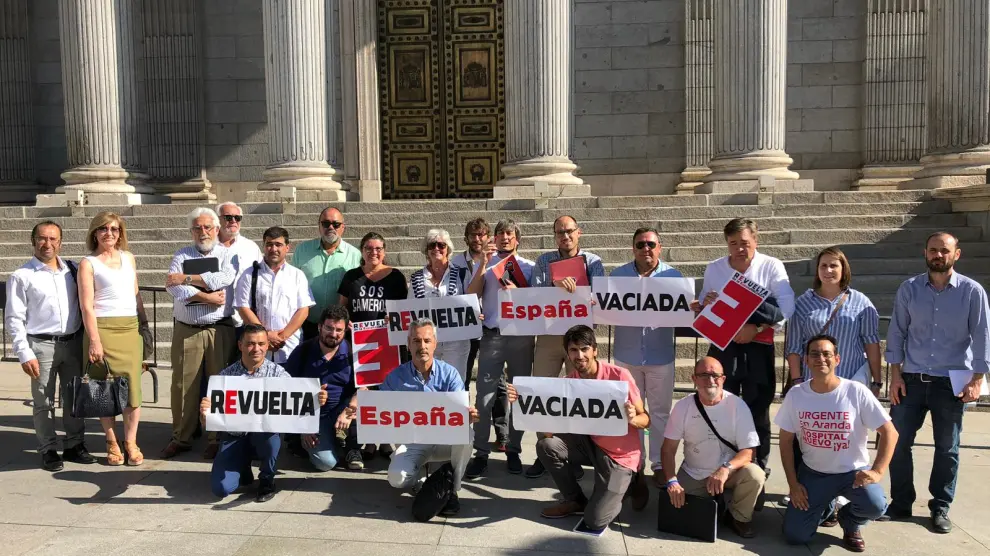 Las plataformas de la España Vaciada exhibieron sus carteles reivindicativos a las puertas del Congreso de los Diputados.