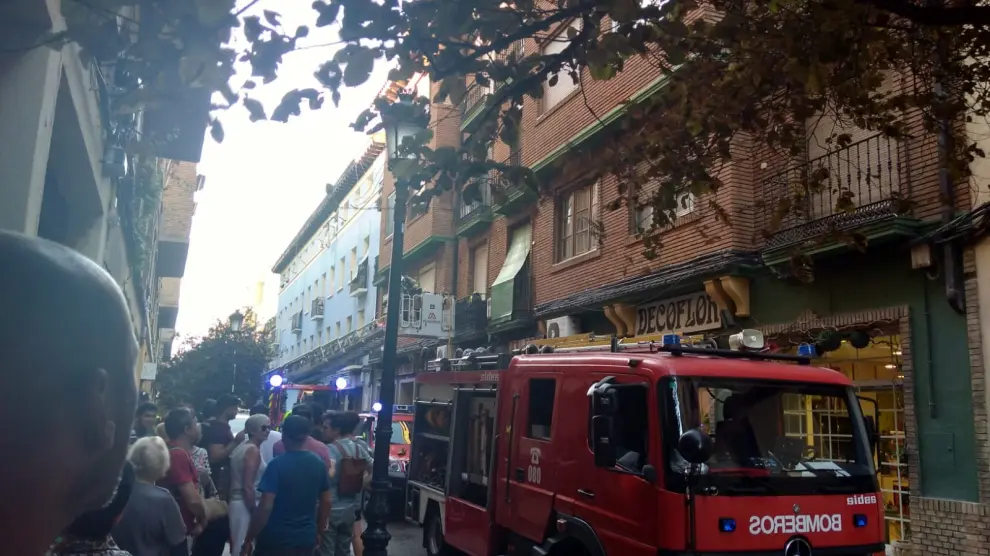 Los Bomberos de Zaragoza desplegados en Cantín y Gamboa para sofocar el incendio.