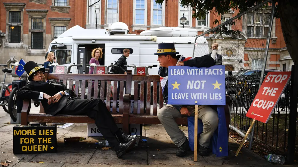 Dos ciudadanos protestas con humor en las calles por la crisis del 'brexit' en el Parlamento