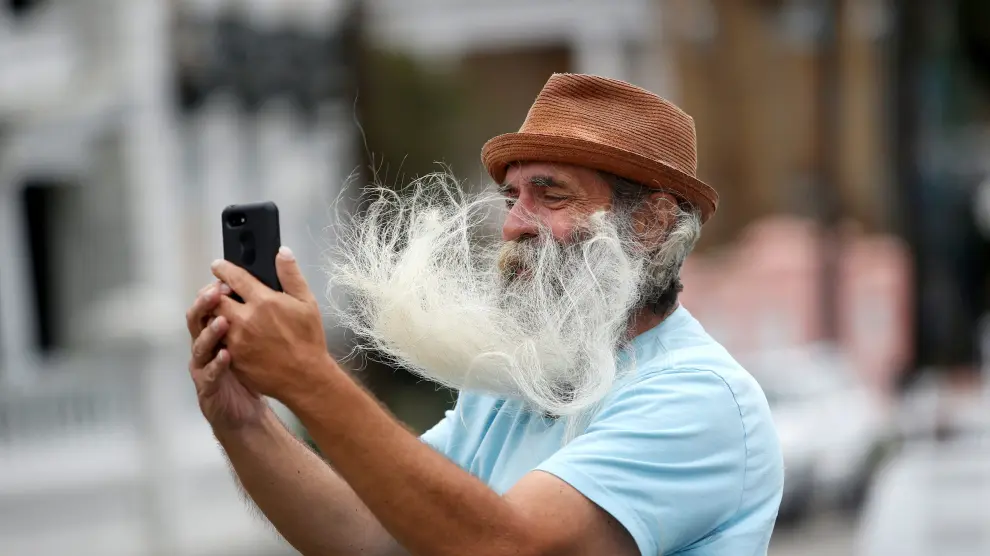 El huracán Dorian levanta la barba de un transeúnte en Charleston