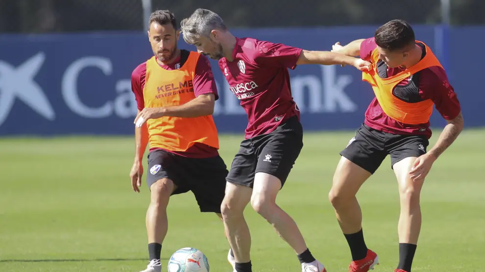Luisinho controla la pelota durante un entrenamiento de la SD Huesca.