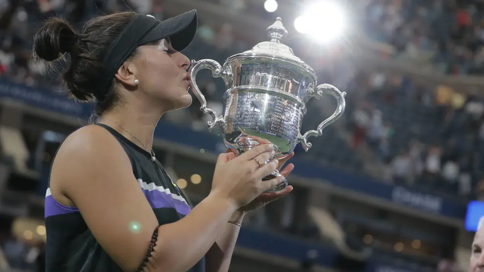 Bianca Andreescu besa su trofeo tras derrotar a Serena Williams