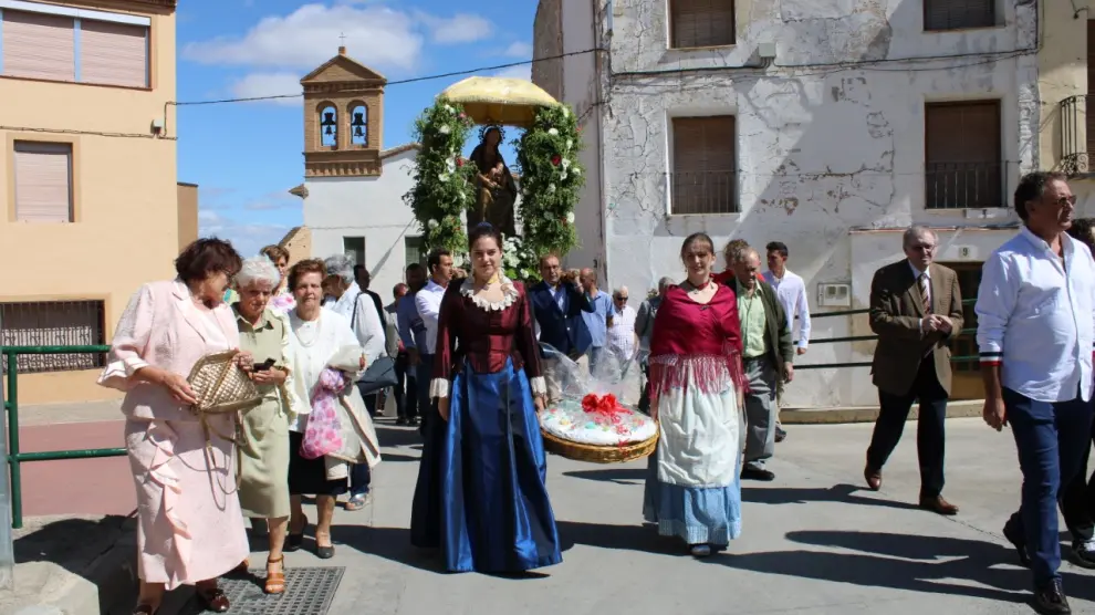 Los roscones bendecidos preceden la imagen de Nuestra Señora de la Huerta en la procesión por las calles tortolanas.