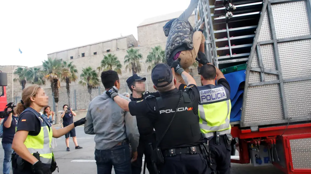 Agentes de la Policía Nacional y la Guardia Civil detienen a un inmigrante en el marco de la Operación Feriante en Melilla.