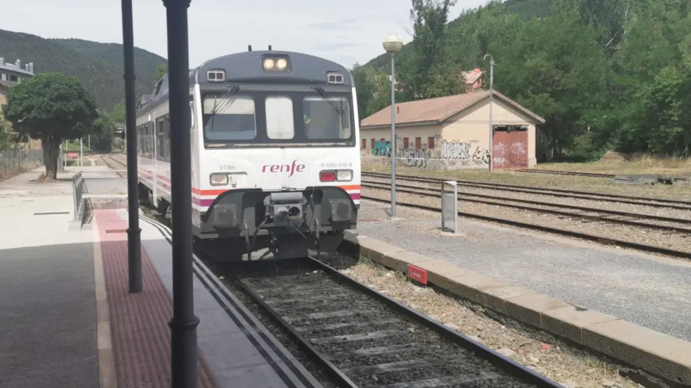 La avería de un tren a 4 kilómetros de Canfranc retrasa la llegada de los pasajeros hora y media