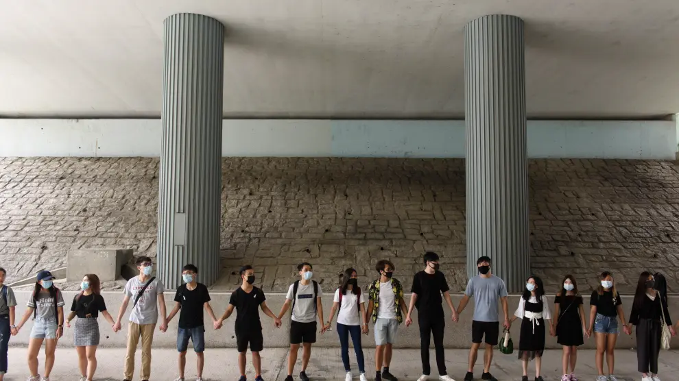 Los estudiantes de Hong Kong forman una cadena humana a modo de protesta.