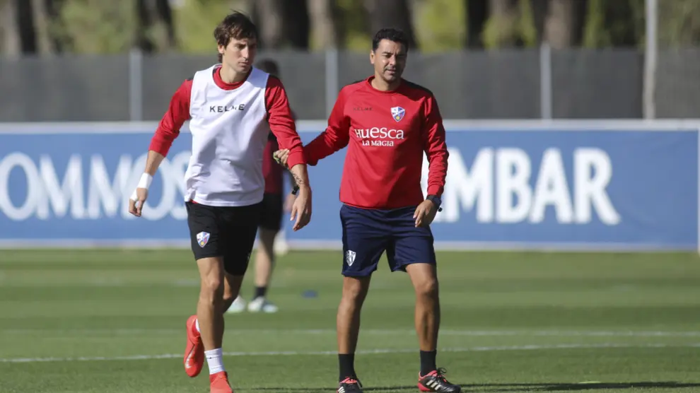Pedro Mosquera y Míchel Sánchez, durante el entrenamiento de este martes.