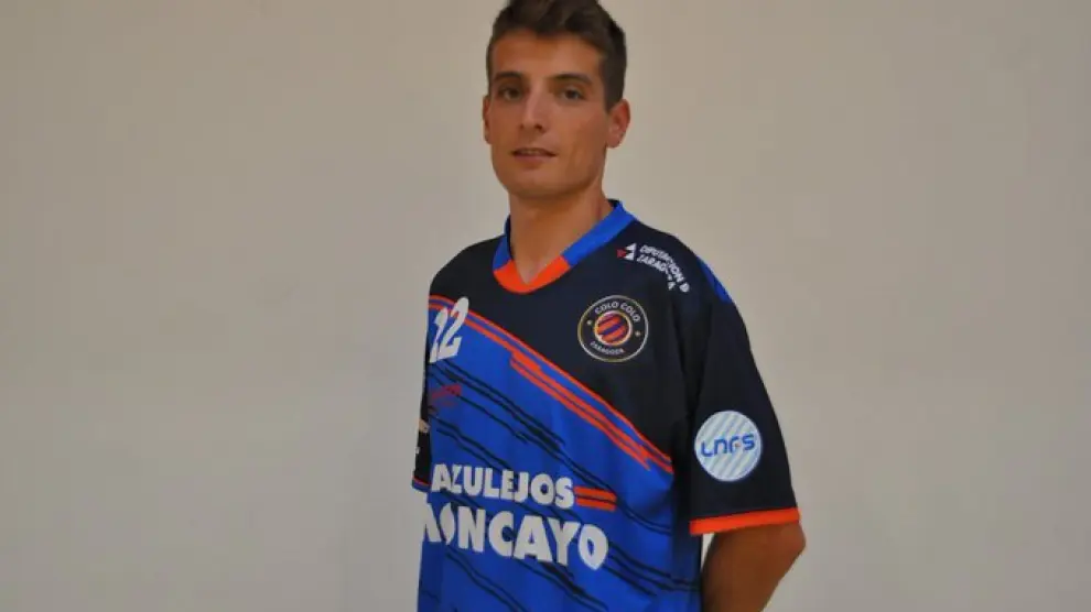 Pedro Monzón posa con su nueva camiseta.