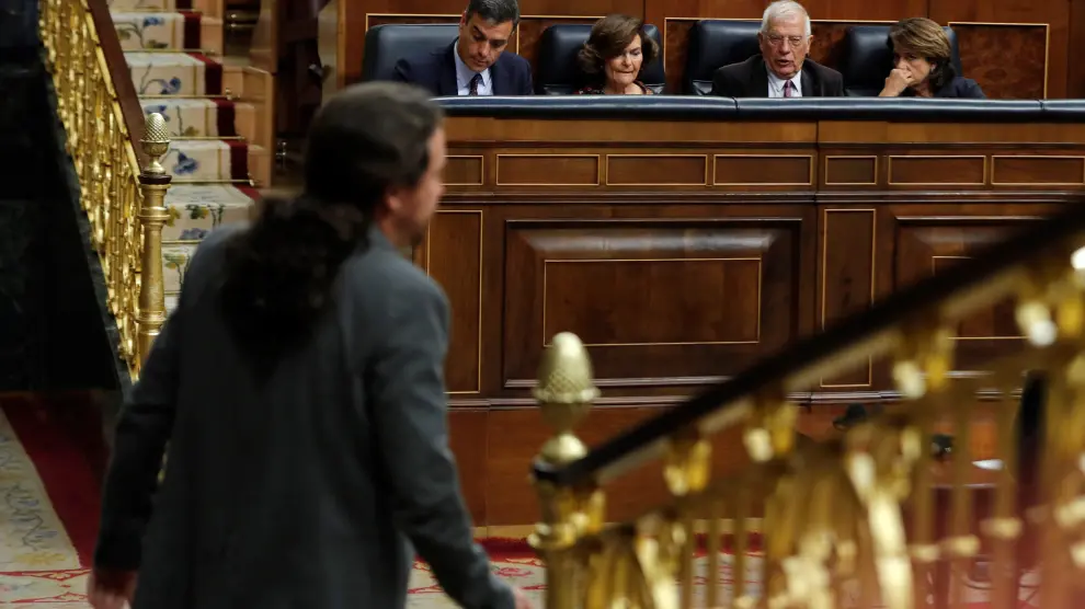 El líder de Unidas Podemos, Pablo Iglesias, pasa ante los miembros del Gobierno Pedro Sánchez (4d), Carmen Calvo (3d) y los ministros Josep Borrell (2d) y Dolores Delgado (d)