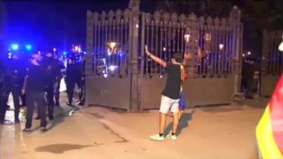 Manifestantes convocados por los CDR lanzaron objetos y prendieron fuego a una bandera de España