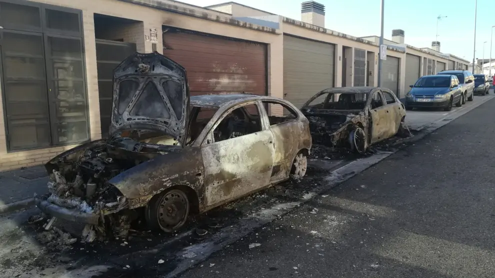 El fuego arrasa dos vehículos en Cuarte