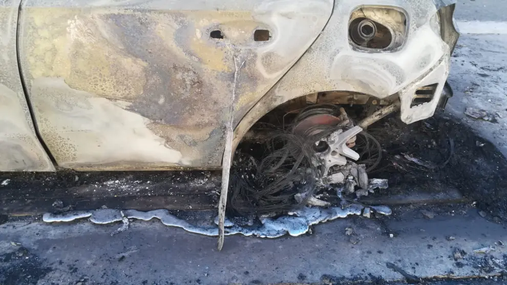 Llantas derretidas del Mercedes que se ha visto afectado por el incendio de dos coches en la calle Alemania de Cuarte de Huerva.