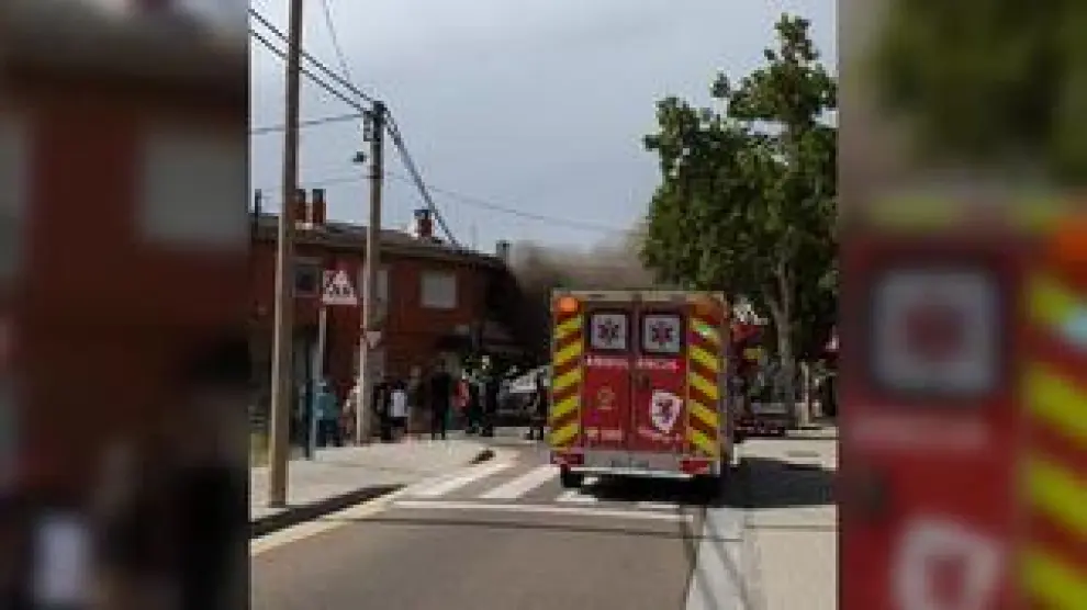 El fuego se ha iniciado sobre las 15.20 en la panadería Castilla, ubicada en la calle Vistabella.