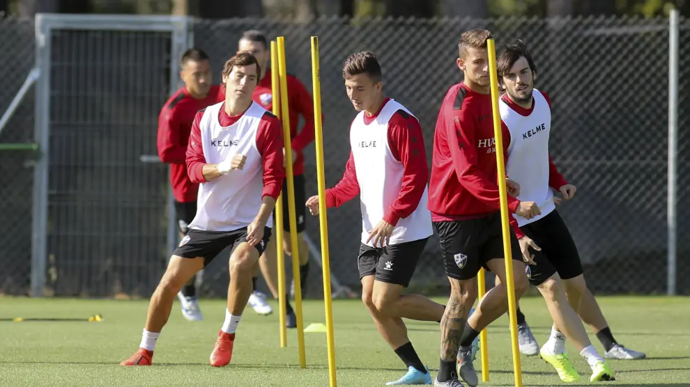 Varios jugadores de la SD Huesca, durante un entrenamiento de esta semana.