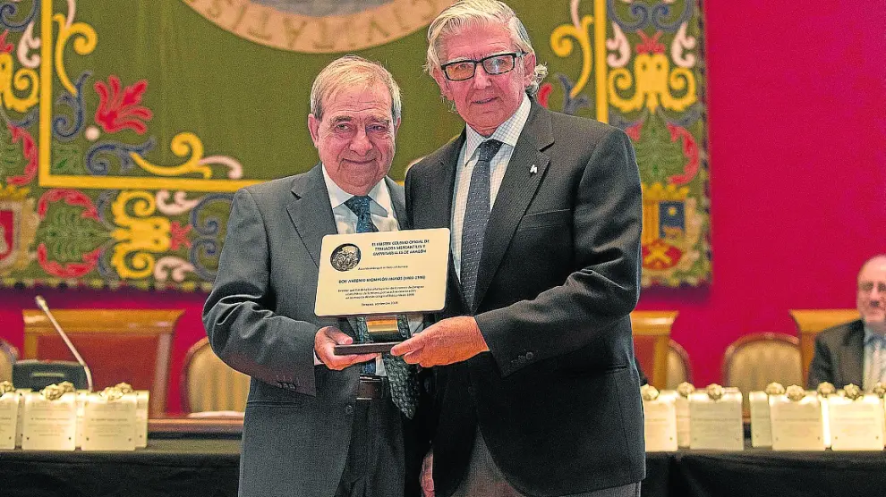 Fernando de Yarza Mompeón recibió de Antonio Envid la placa de reconocimiento a su abuelo
