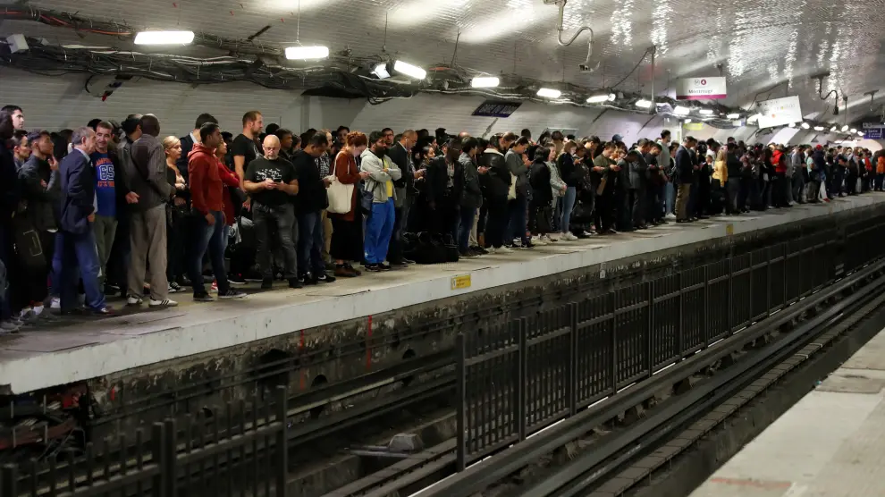 Gente esperando el metro en una estación de París este viernes