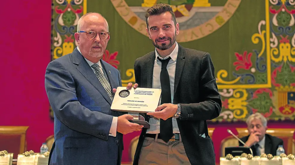 Jesús Ferruz, secretario del Colegio, entregó a Roberto Isasi el premio concedido a HERALDO. toni galán