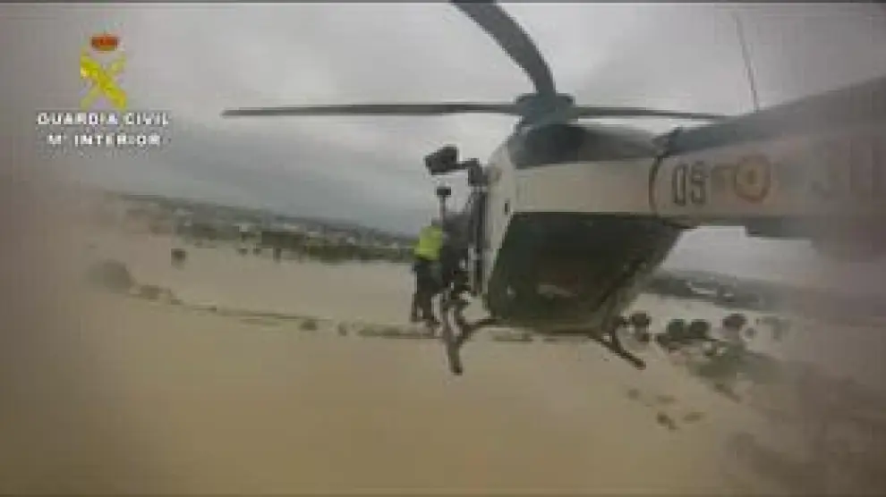 Un helicóptero y un equipo de rescates de la Guardia Civil con base en la capital aragonesa participa en las labores de rescate de personas afectadas por la gota fría