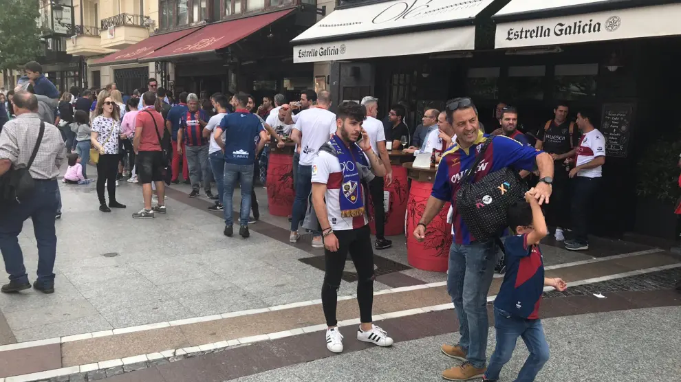 Aficionados de la SD Huesca, por las calles de Soria.